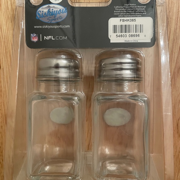 NFL Philadelphia Eagles Glass Salt and Pepper Shaker Set - Picture 2 of 2